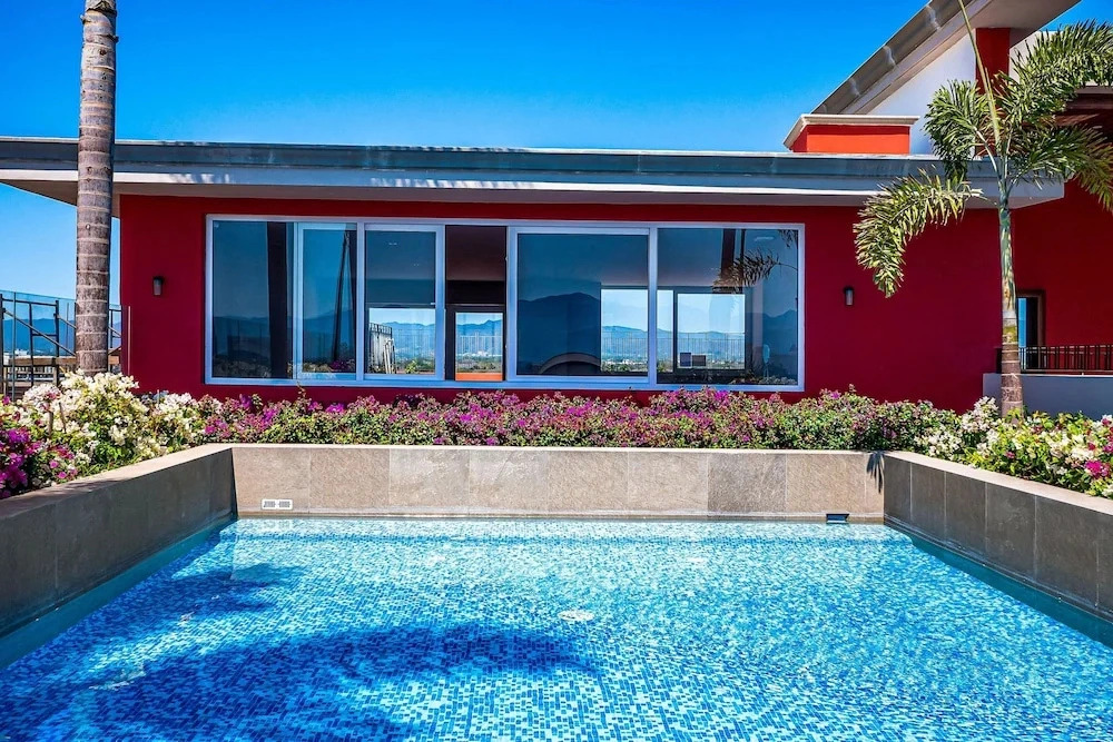 Peaceful Modern Condo With Rooftop Pool, Washer-dryer and Fitness Room