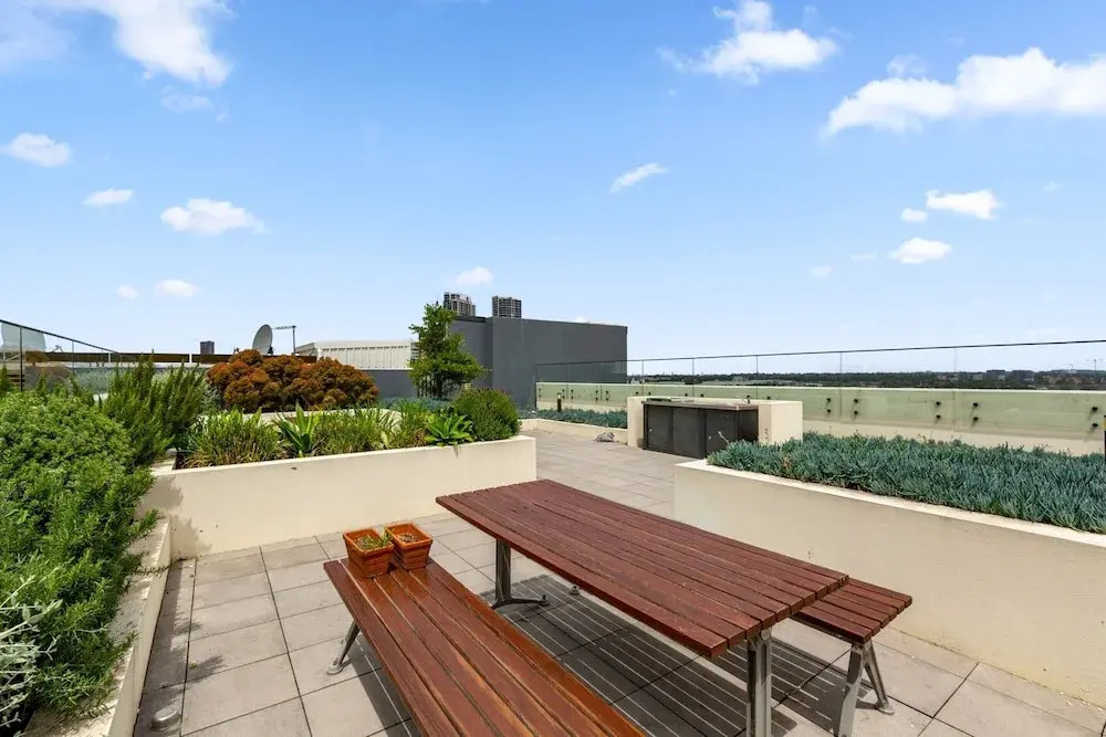 Luxe 2-bed: Modern Interiors, Balcony & BBQ Area