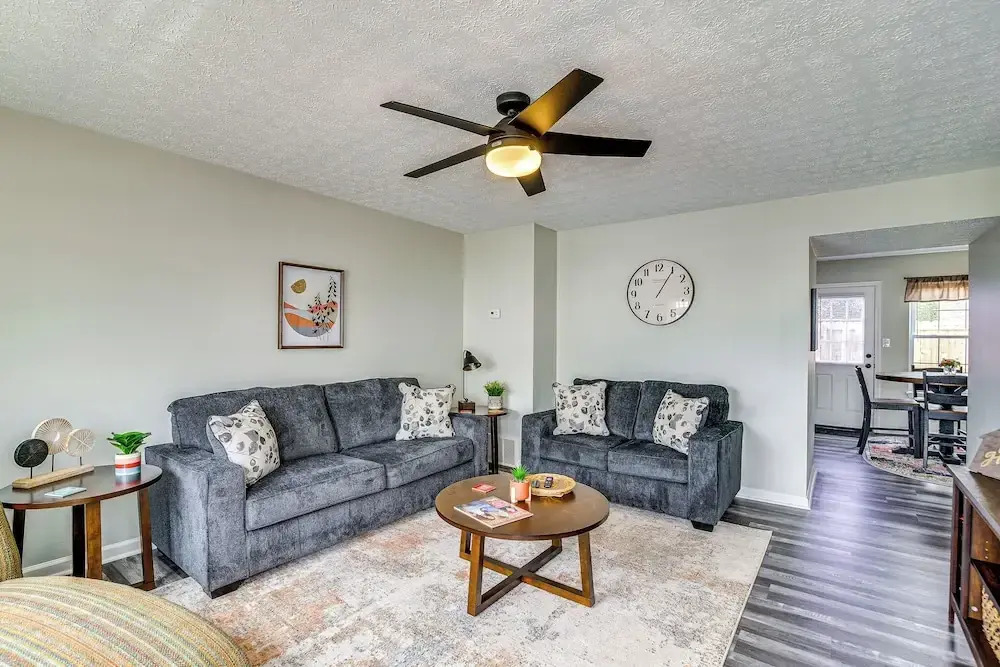 Inviting Bowling Green Escape w/ Smart Tvs!
