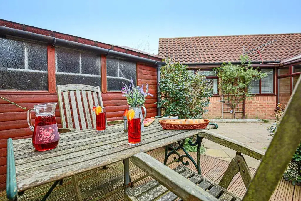 Two Bedroom Bungalow in Milton Keynes by HP Accommodation - Free WiFi & Parking