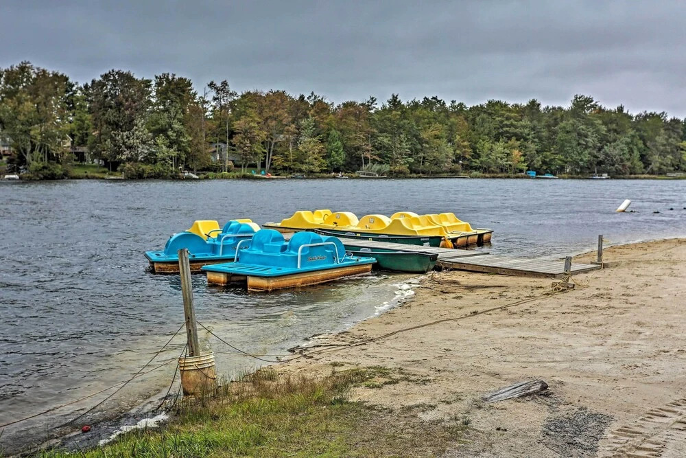 Fire Pit + Furnished Deck: Serene Tobyhanna Escape