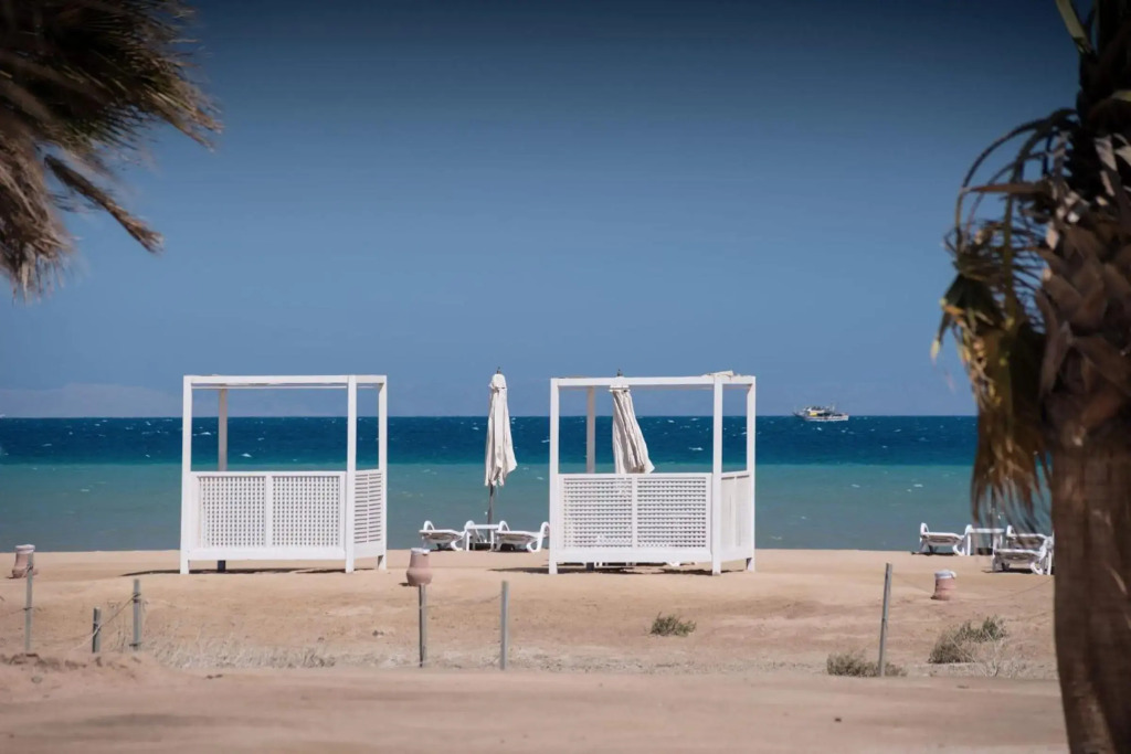 Elegant & Edgy 2 BR w Beach & Pool Mangroovy