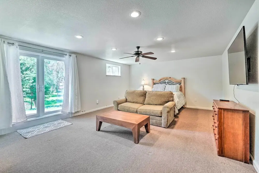 Community Perks: Welcoming Groveland Home
