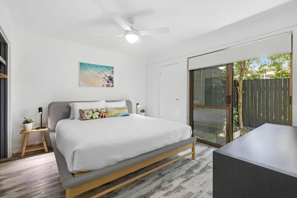 Graebill 2 Bedroom 2 Bathroom Light and Spacious Duplex Walk to Beach Great Outdoor Entertaining Area