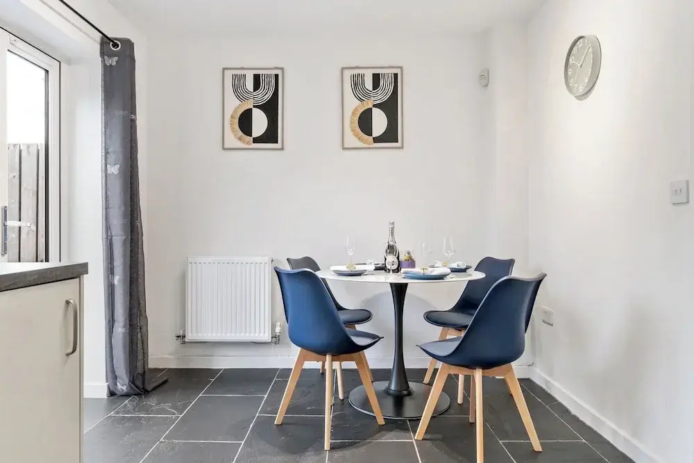 House - Sleeps 4 - Garden - Parking