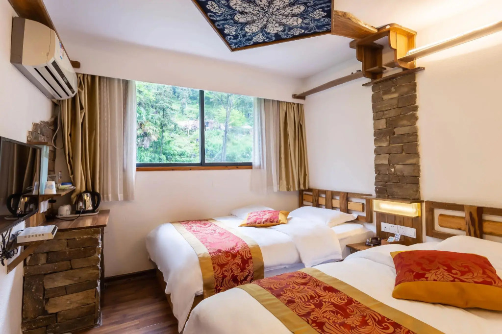 Destination Youth Hostel-Walk 5 minutes to east entrance of national park,Coffee,Book tickets,Laundry service,Experienced tour guide service