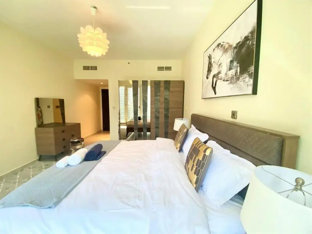 Marco Polo - Striking Lake Views at JLT | 1 BR | 2 Balconies