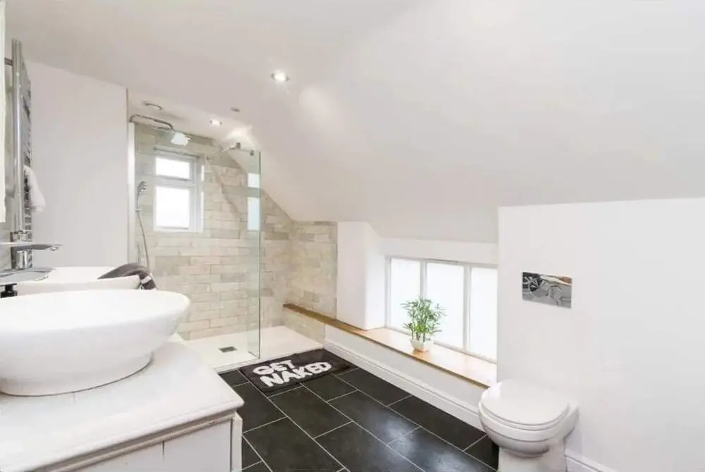 Modern Spacious 4 Bed House with WiFi