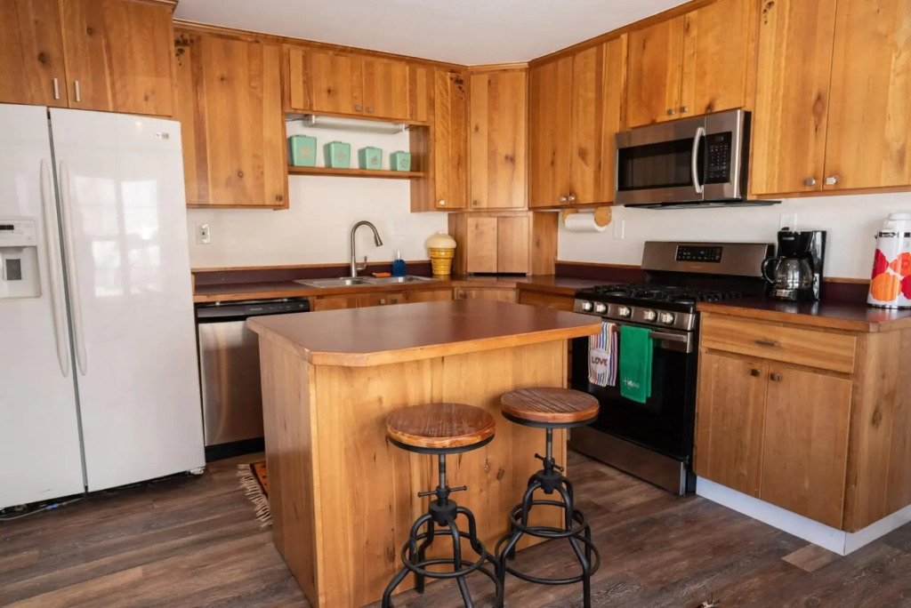 Colorful BIG Bear Home 5br 2ba-Epic Art!