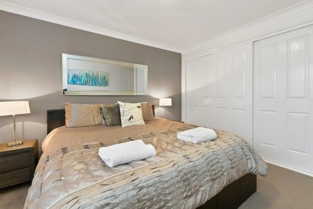 Peel St - Large Family Home Walk to CBD