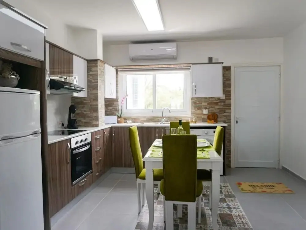 Sonia's Angel House- 300 Meters From the Beach, Newly Renovate Central Apartment