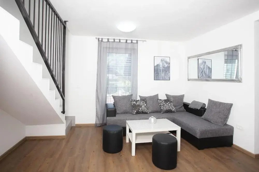 Apartments Razingar 9