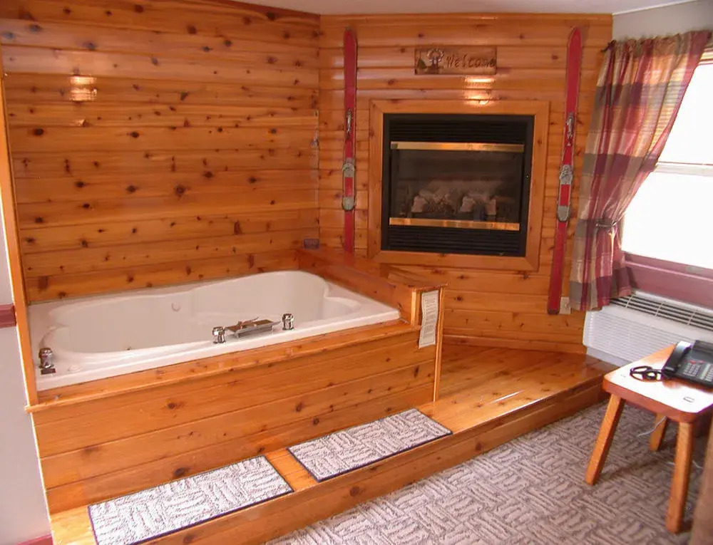 Mountaintop Lodge at Lake Naomi