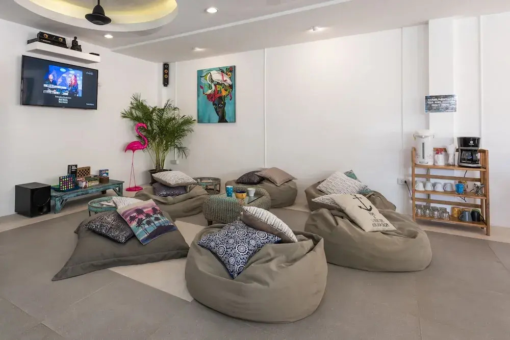 Castaway Guesthouse Hostel and Bar