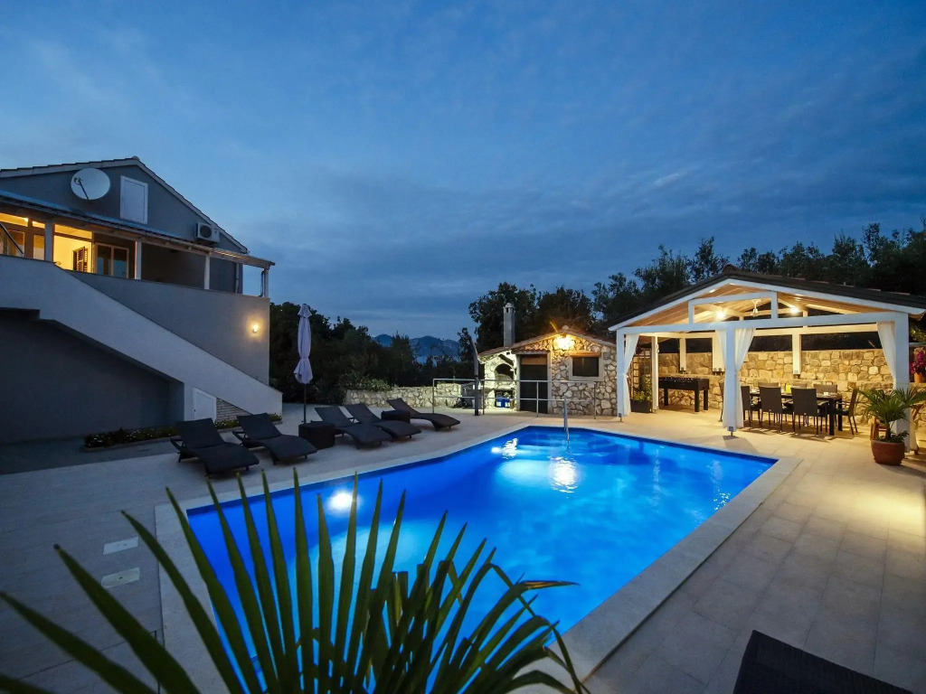 Beautiful Holiday Home in Mali Iz With Pool