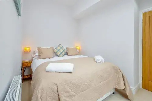 Apartment 5 the Keyes- Bright & Spacious Apartment with Free Parking