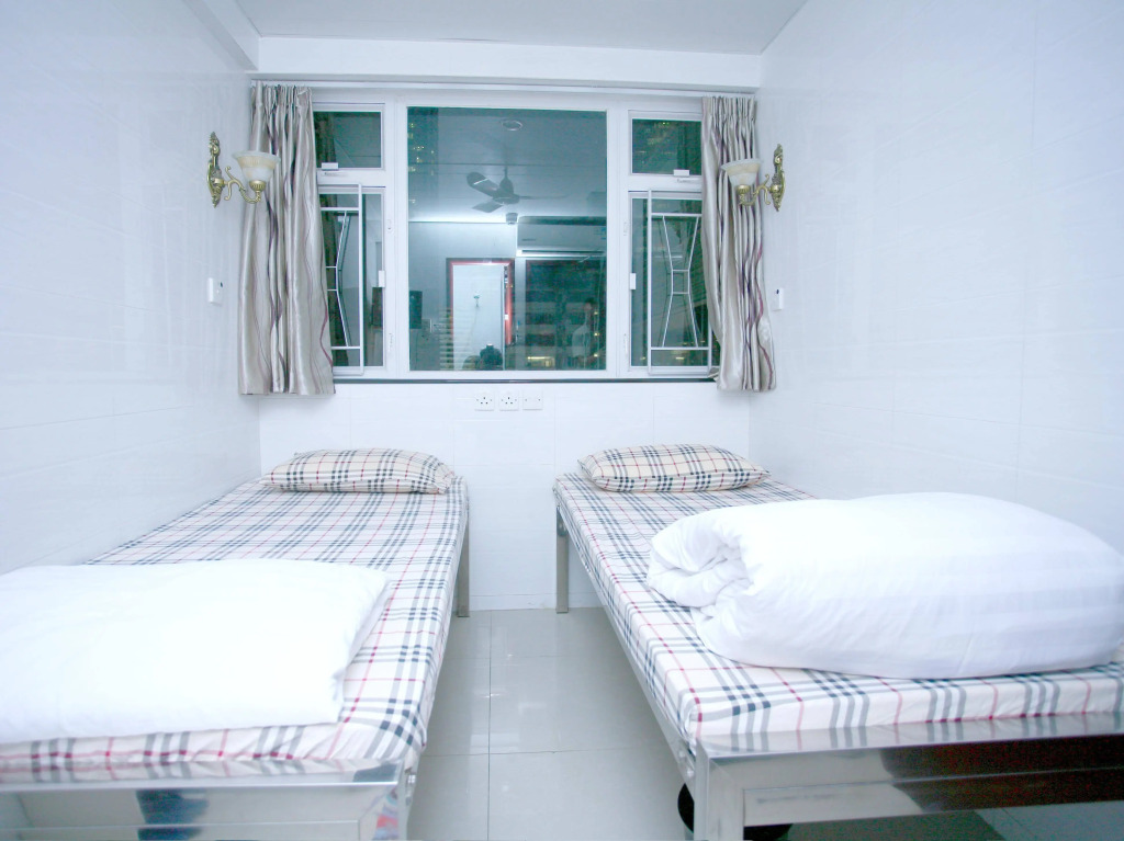 Pay-Less Guesthouse