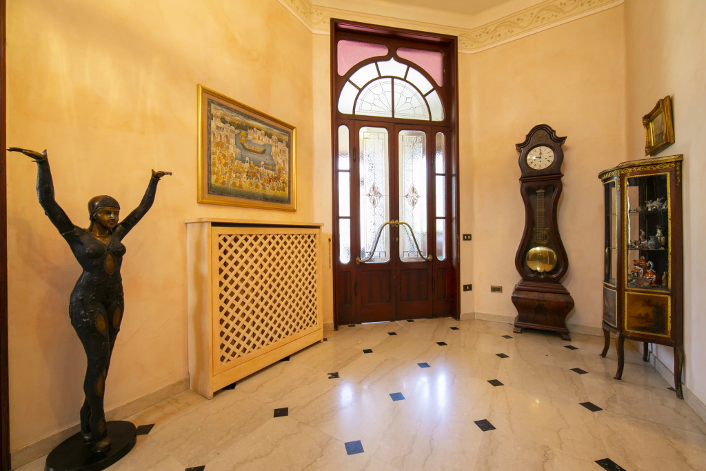 Villa Barbara - Lake Garda Villa with Pool & Views