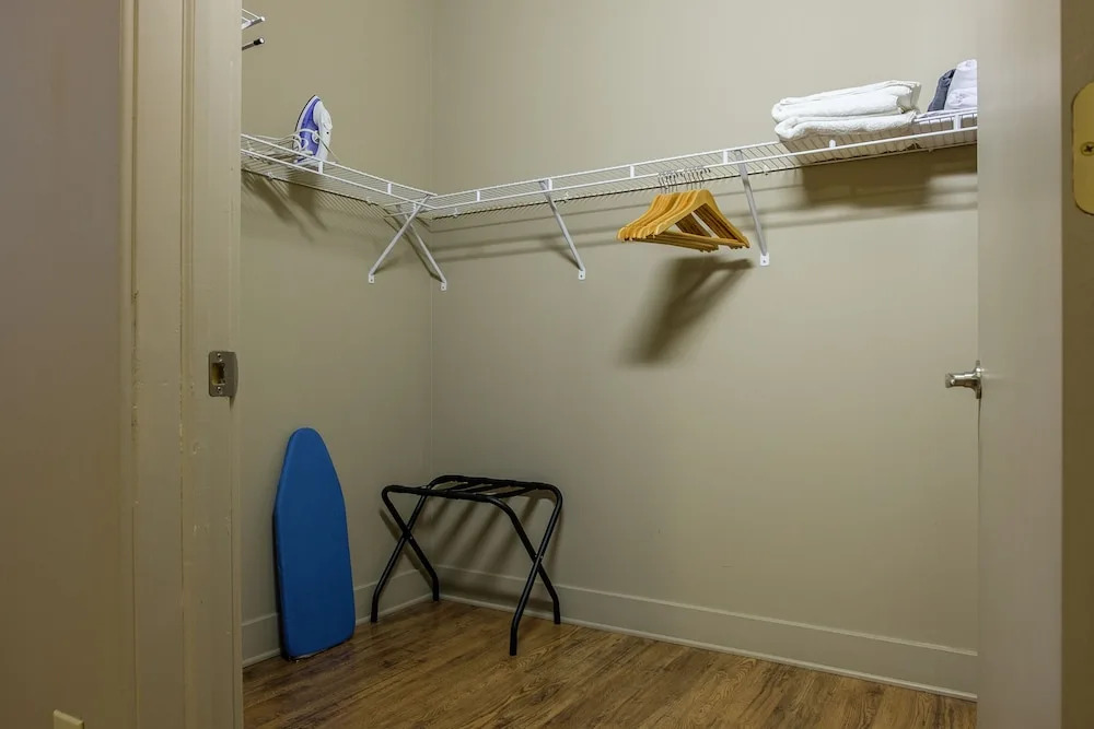 1 & 2 BR Apts w/ Gym, WiFi & Laundry by Frontdesk