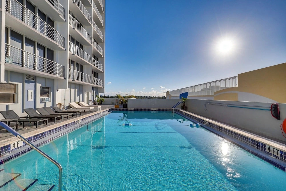 Elegant Condo w/ Stunning Views in Dtwn Hollywood