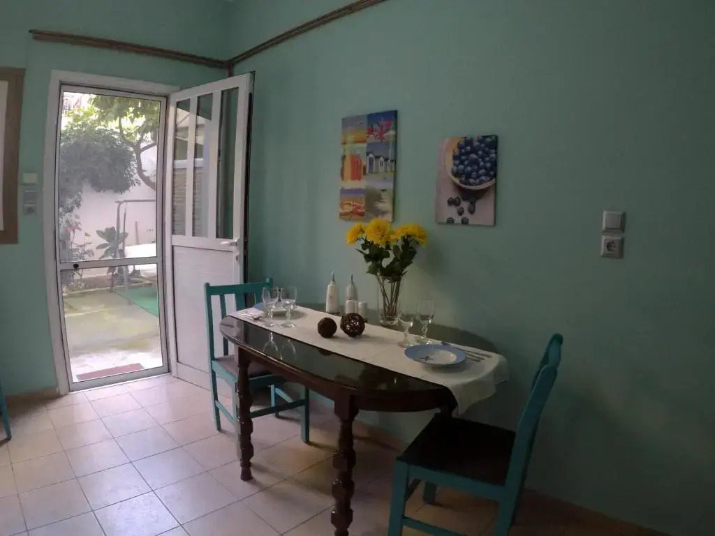 73sq Apt near Athens and Piraeus port with backyard