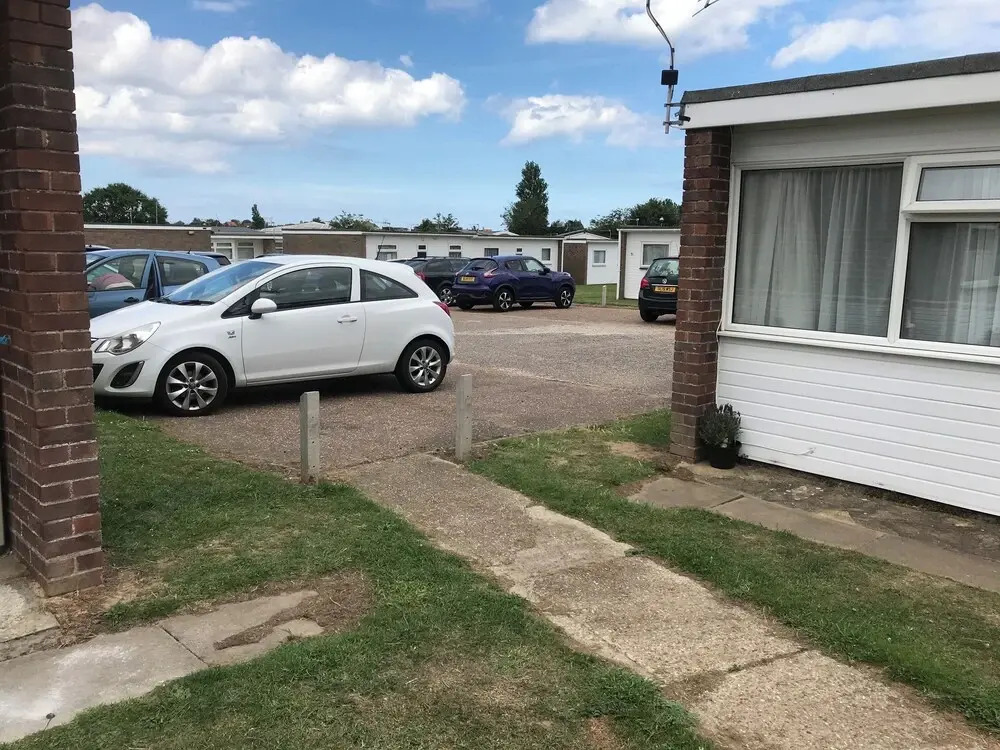 2-bed Seaside Retreat - Sleeps 5 & Parking