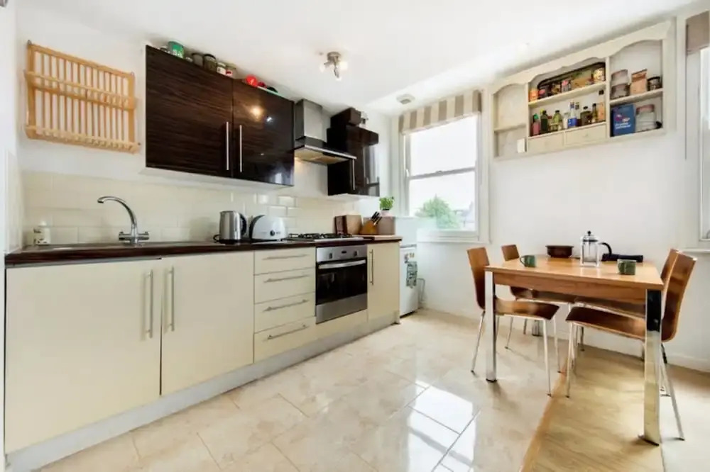 Bright 2 Bedroom Apartment