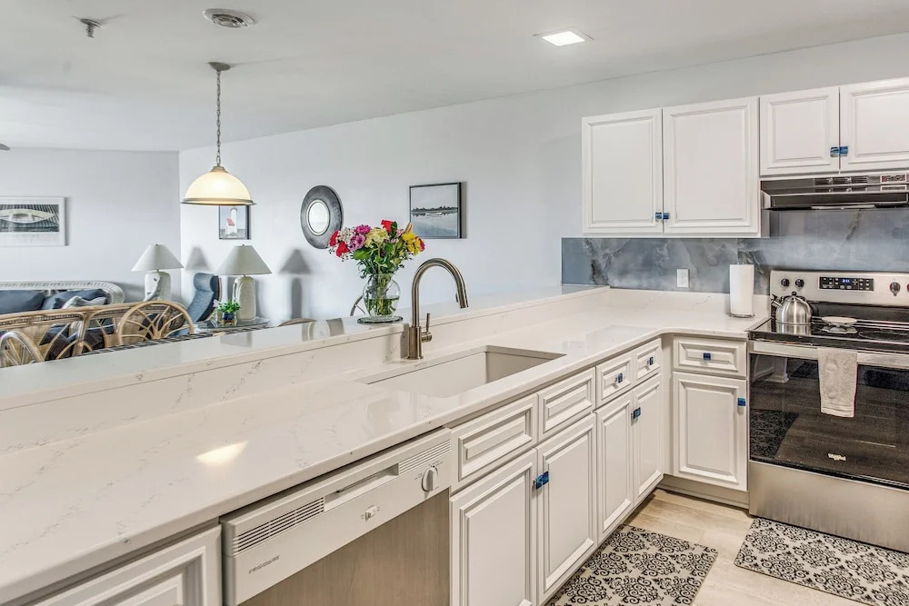 Oak Island Beachfront Condo w/ Community Pool