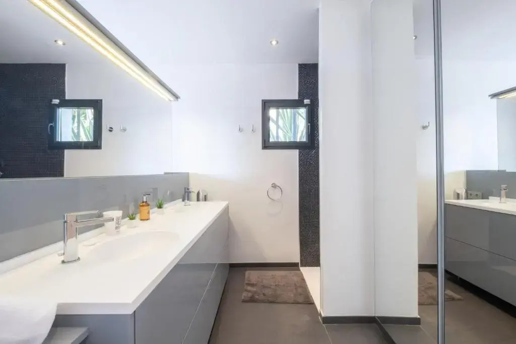 SERRENDY PENTHOUSE STYLE HOUSE Swimming pool and absolute calm!