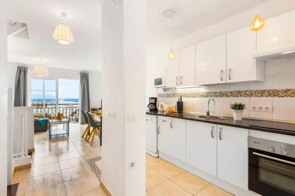 1314 FABULOUS 2 BEDROOM Accommodation ROOF TERRACE