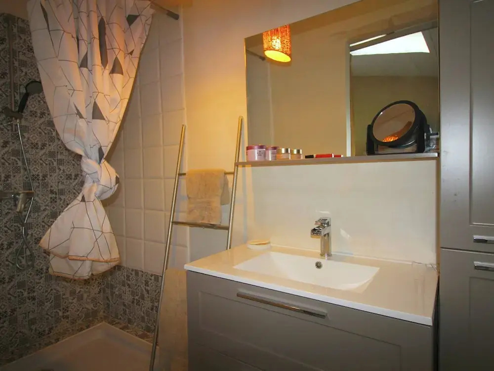 Charming Cottage With Pool and Beautiful Garden, 1 km From Faucon