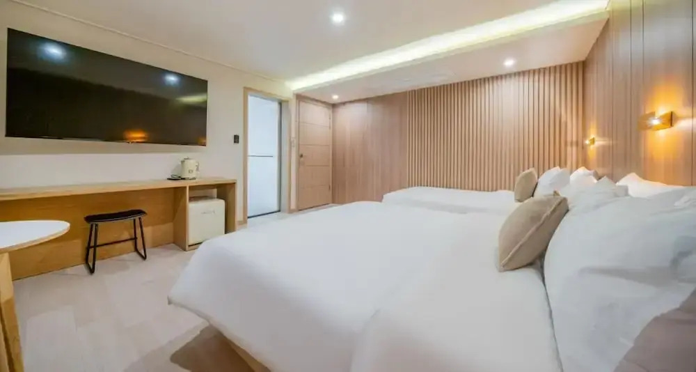 Two H Hotel