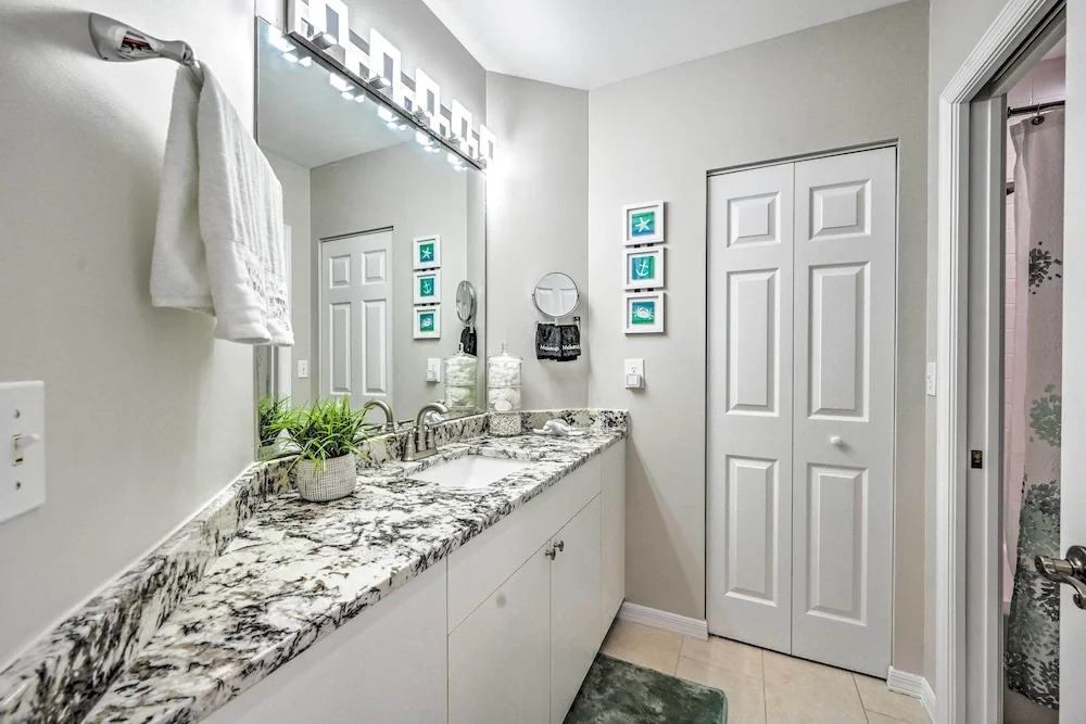 Naples Escape in Regatta w/ Resort Amenities!