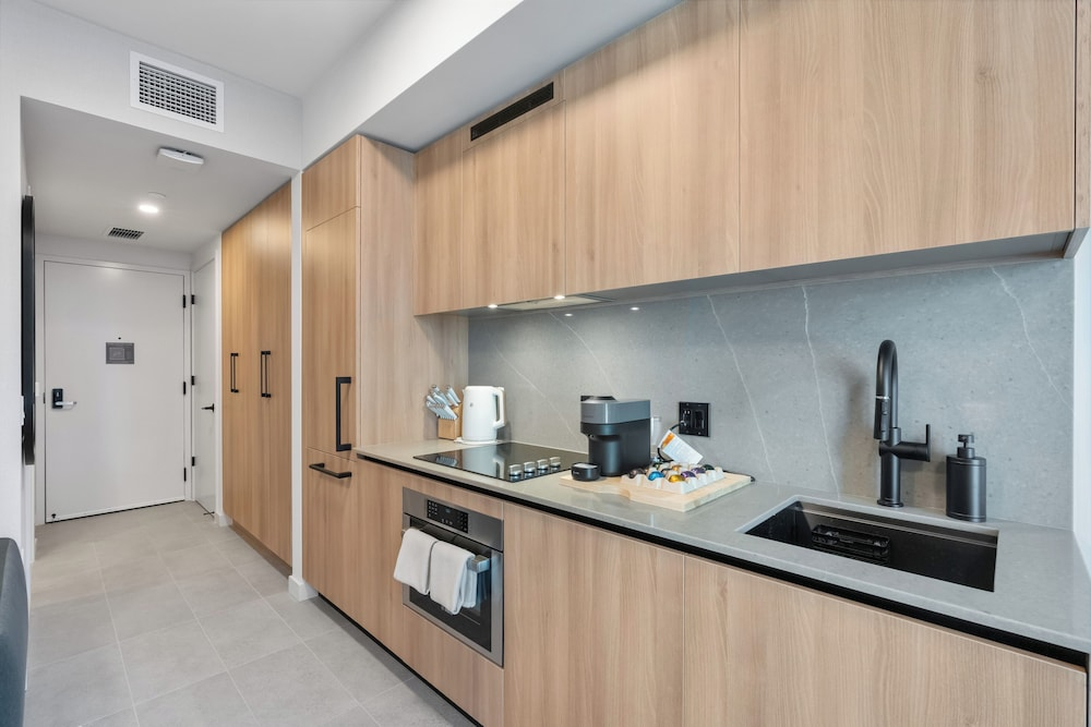 501 First - Steps from Bayside