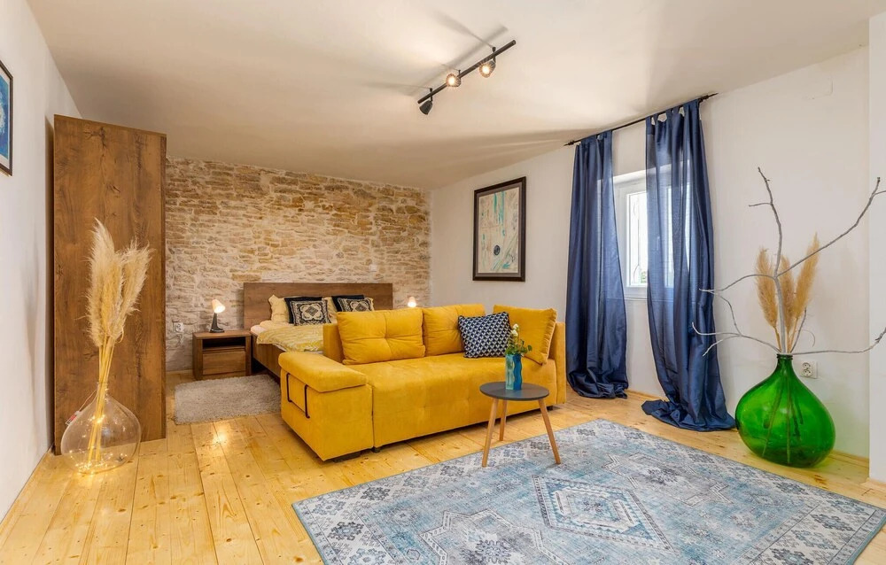 Beautiful Home in Divsici With Wifi and 4 Bedrooms