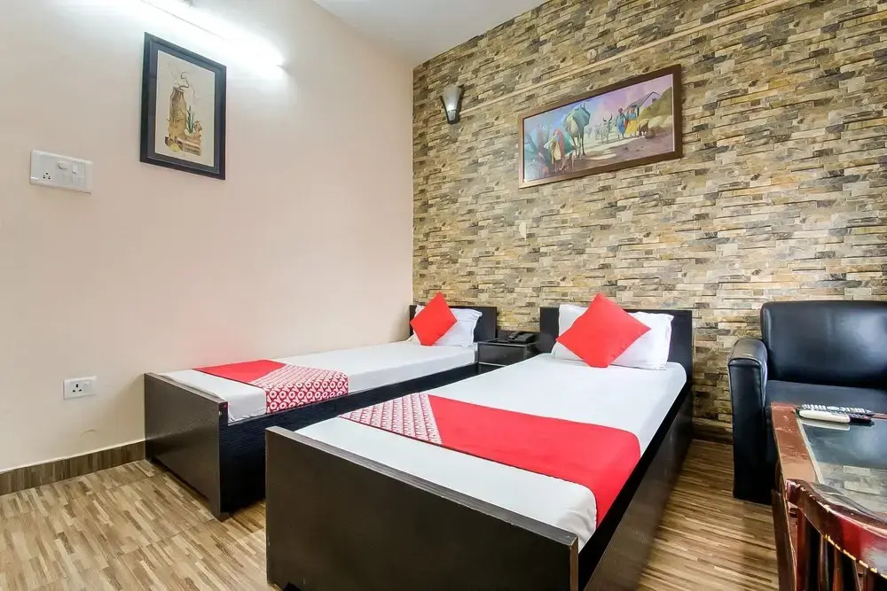 Oyo 60880 Grand Imperia Inn