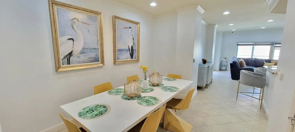 Laguna Bay 3 Bedroom Condo by Redawning