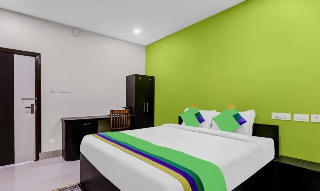 Capital O 9671 Hotel Rudraksh Inn