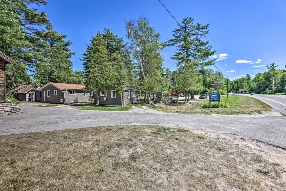1/2 Mi to Dtwn Suttons Bay! Lakefront Cottage
