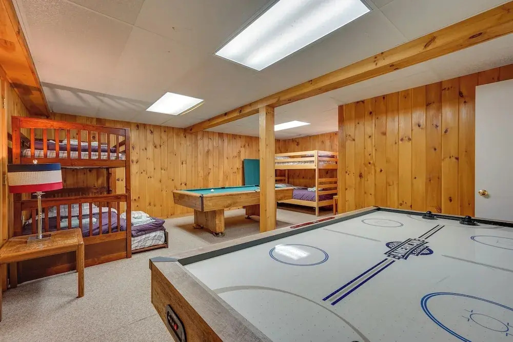 Chic Dover Home w/ Hot Tub: 1 Mi to Golf!