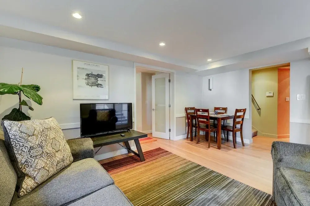 Aesthetically Elegant Downstairs Unit In Oakland 1 Bedroom Apts by Redawning