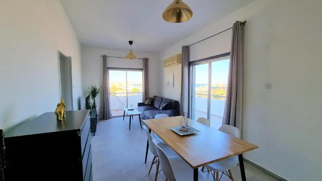 Apartment with 360° balcony and Direct Sea and Harbour View!