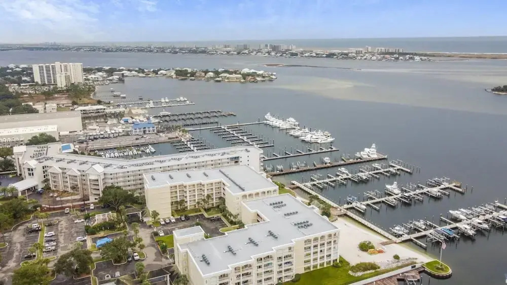Spacious Condo on the bay Indoor Outdoor Pool