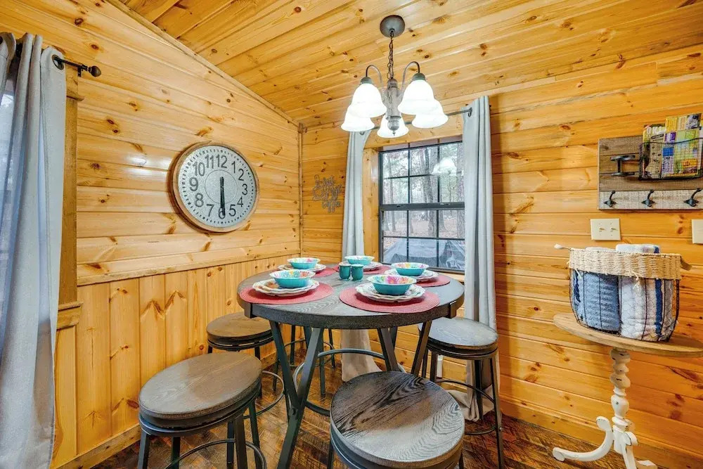 Broken Bow Abode w/ Hot Tub < 7 Mi to Lake!