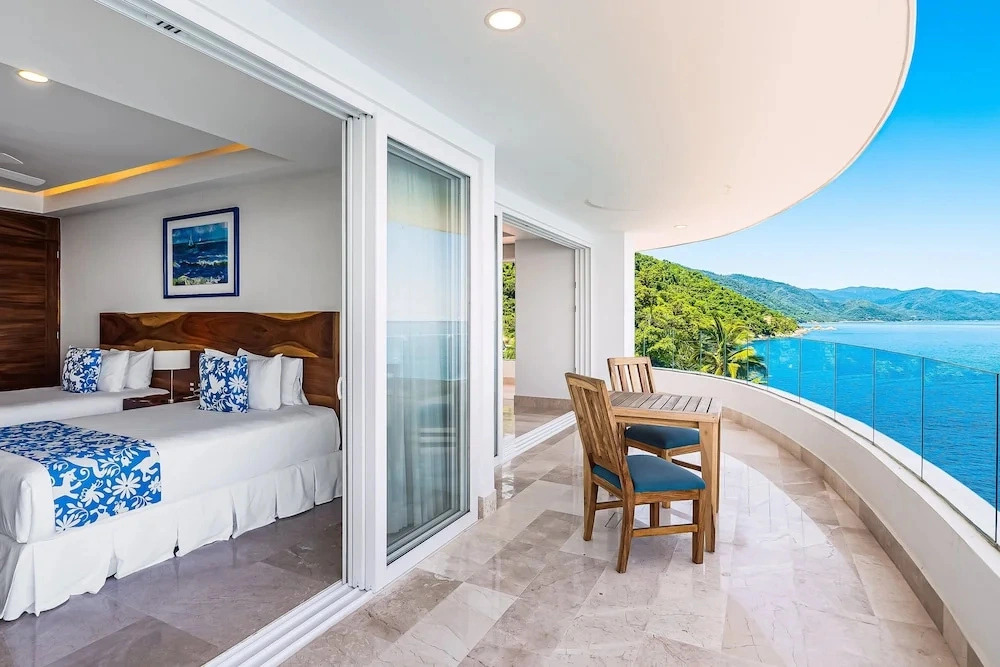 Luxurious 6th-floor Condo With Pool, Oceanfront Balcony & Water View