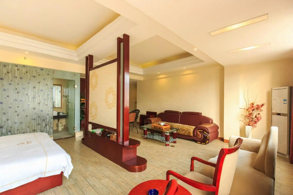 Tyrone Le Grand Large Hotel