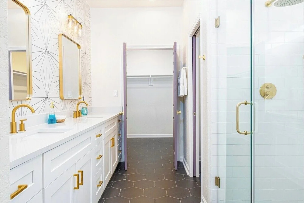 Stunning Elegance 4br/2.5 BA Near Vibrant Downtown