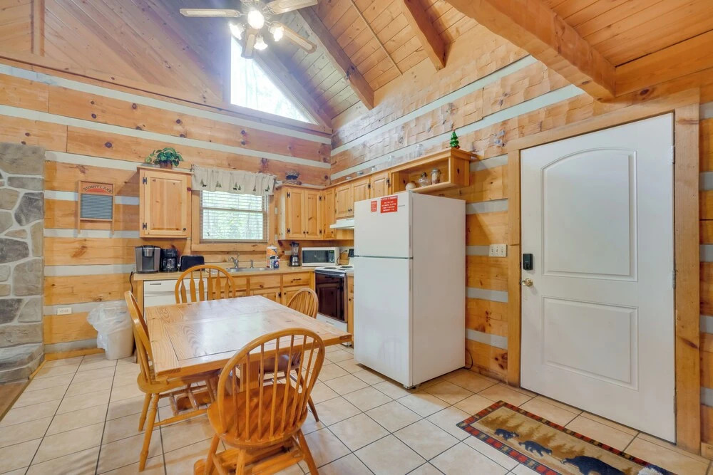 Gatlinburg Cabin with Pool Table about 6 Mi to Downtown!