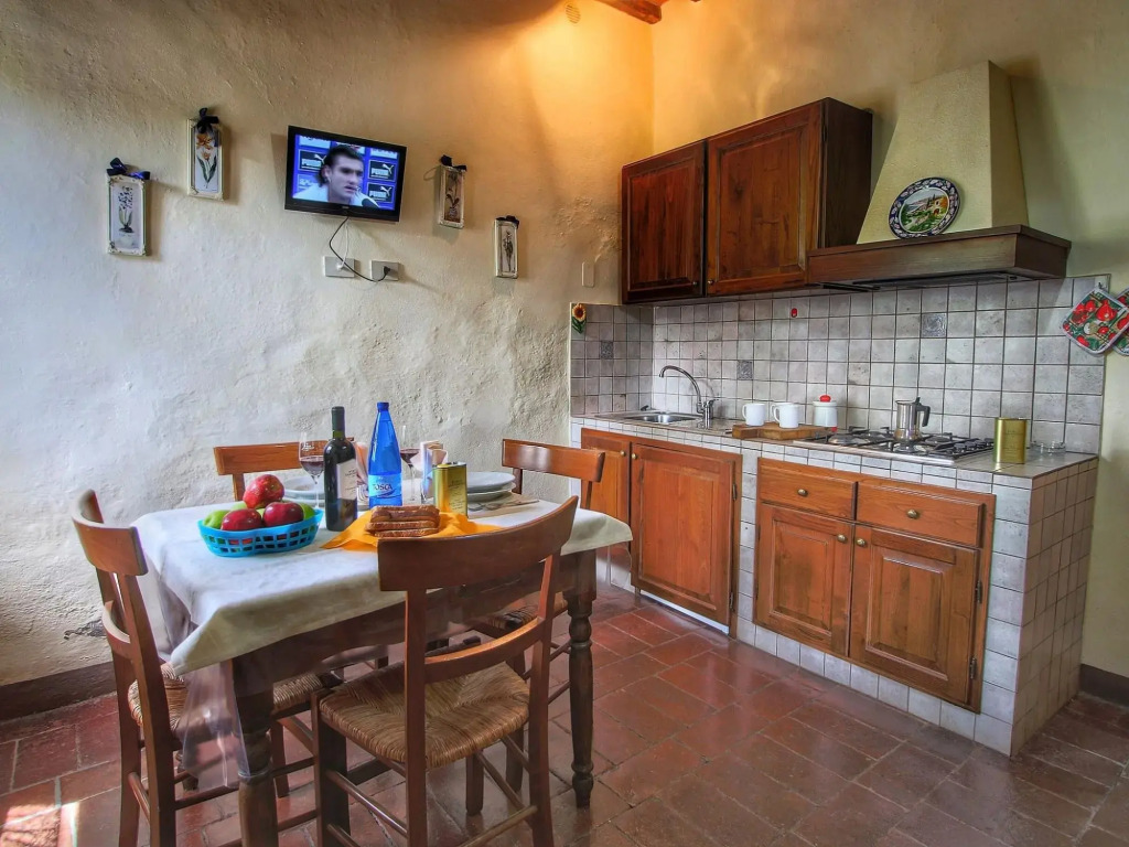 Apartment in a farmhouse with swimming pool