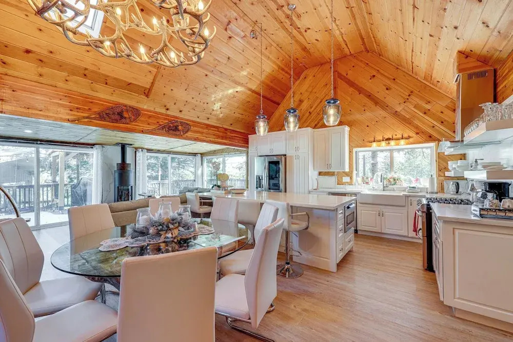 Wraparound Deck & Grill: Wrightwood Cabin Near PCT